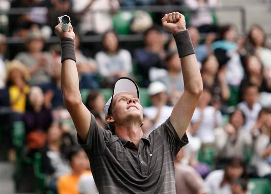 Tomáš Berdych se raduje z vítězství v Tokiu | Foto: Reuters