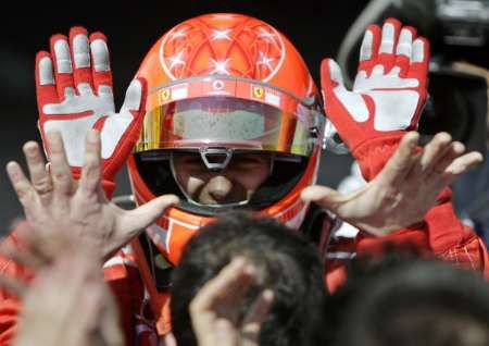 Michael Schumacher se s členy týmu Ferrari raduje z vítěztsví ve Velké ceně San Marina. | Foto: Reuters