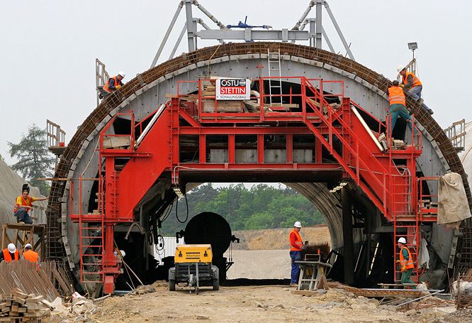 Tunel je téměř v celé délce ražený, pouze úseky u portálů budou hloubené. Za tunelem pak trasa povede po mostě přes výběžek Slavičího údolí. | Foto: Tomáš Adamec, Aktuálně.cz