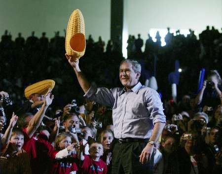 Americký prezident George Bush se vydal na desetidenní pouť po klíčových státech. Jeho cílem bylo "pobláznit" republikánské příznivce, aby přišli hlasovat. | Foto: Reuters