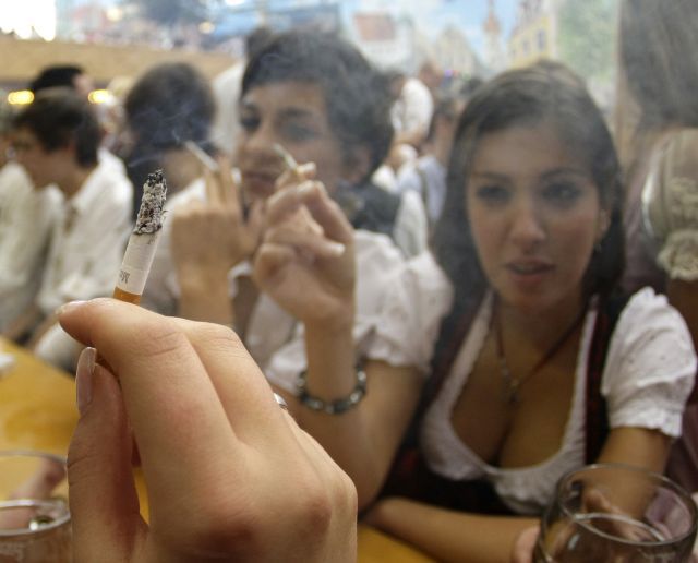 Na mnichovském Oktoberfestu se kouření téměř žádné meze nekladou. | Foto: Martin Novák, Reuters