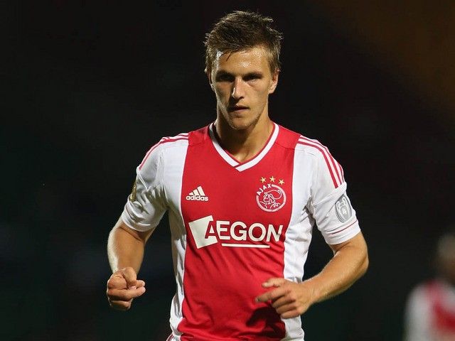 Joel VELTMAN. V obraně je jedničkou stoper Veltman. Třiadvacetiletý hráč je typickým produktem proslulé mládežnické akademie Ajaxu. Rovněž on byl účastníkem světového šampionátu. Už loni o Veltmana projevil zájem AC Milán, fotbalista ale zůstává věrný. | Foto: Reuters