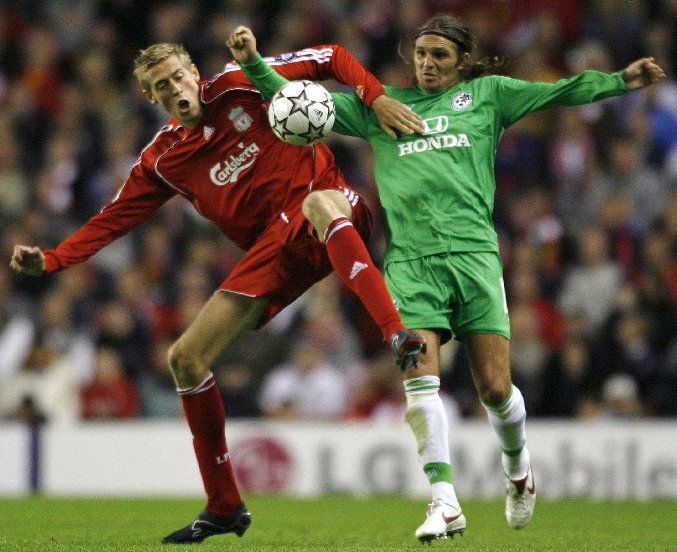 Odvetné utkání Maccabi Haifa (v zeleném) a FC Liverpool (v červeném) se bude muset odehrát v Kyjevě. | Foto: Reuters