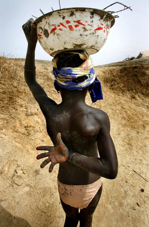 ...pochází z afrického Senegalu. Pracuje zde v solném dole nedaleko hranice s Gambií... | Foto: REUTERS/Finbarr O'Reilly