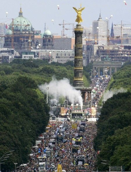 Do ulic Berlína se opět vrátila techno party Love Parade | Foto: Reuters