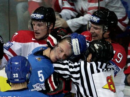 Kanaďan Shane Doan držív souboji Fina Lasse Kukkonena. | Foto: Václav Rojík