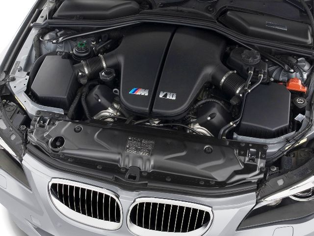 Pod kapotou je atmosférický desetiválcový motor | Foto: BMW