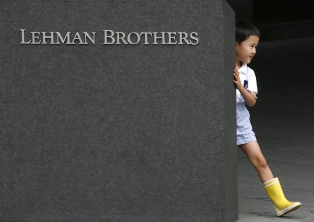 Chlapec před sídlem pobočky Lehman Brothers v Tokiu. | Foto: Reuters