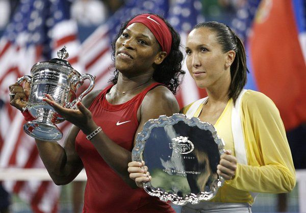 Serena Williamsová a Jelena Jankovičová s trofejemi pro vítězku a poraženou finalistku US Open. | Foto: Reuters