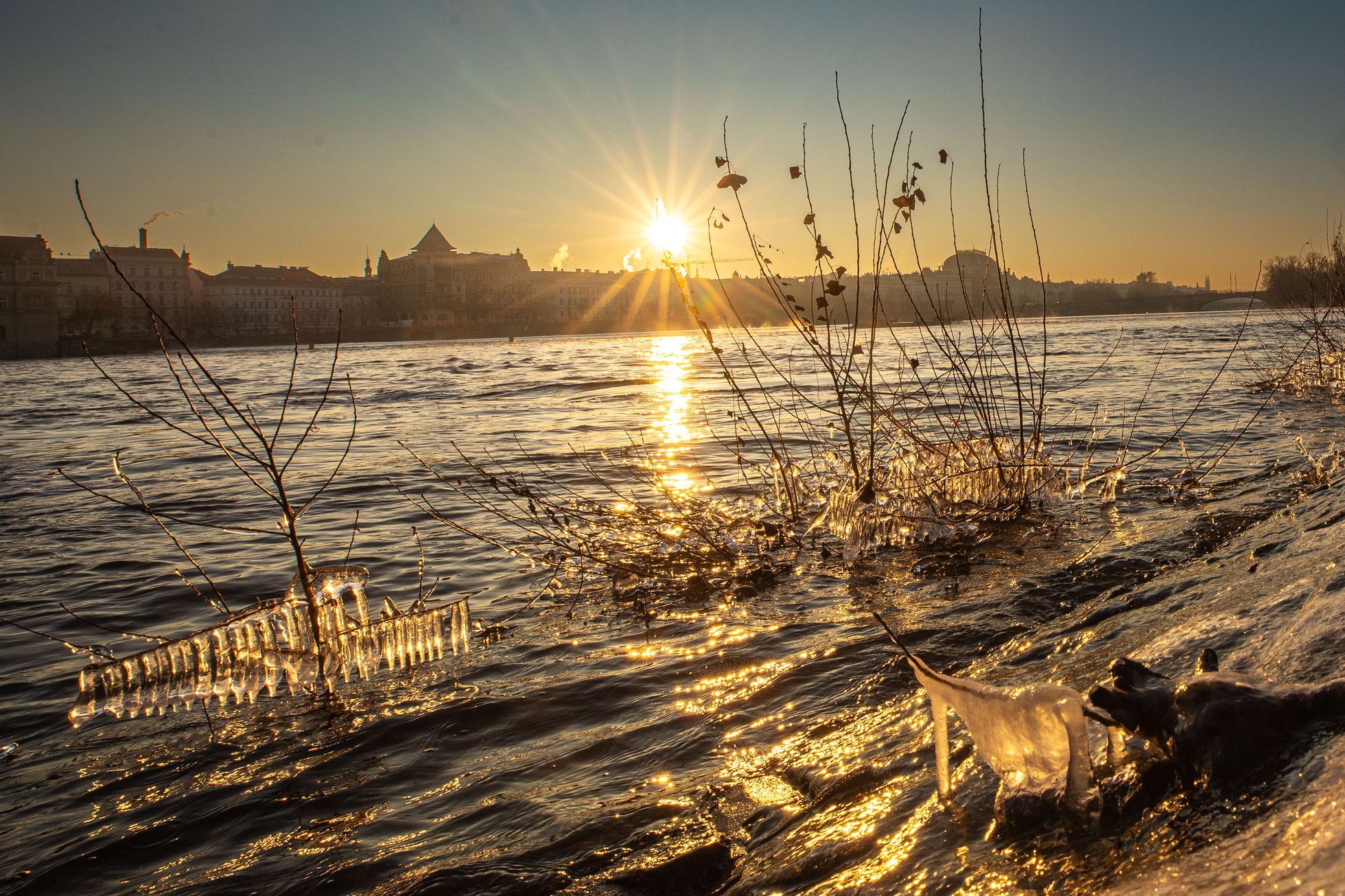 Pátek v Česku bude slunečný. Srážky ustaly jen nakrátko, znovu hrozí náledí
