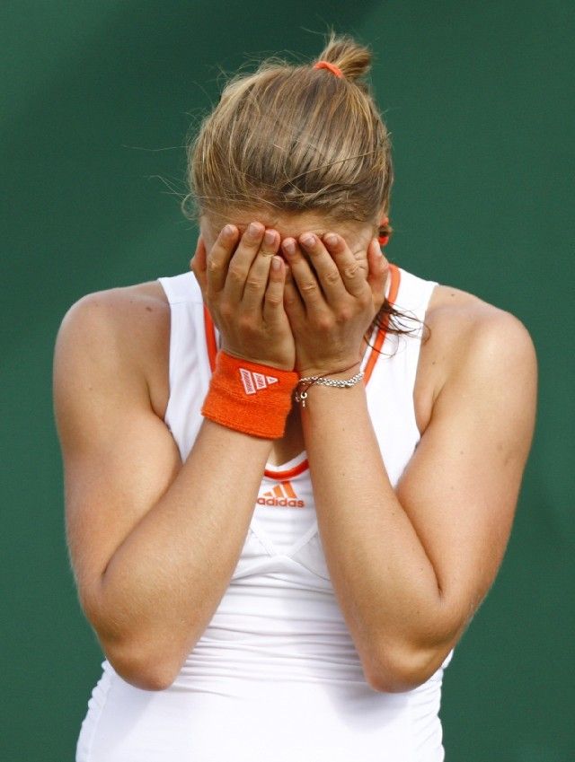 Dinara Safinová schovává hlavu v dlaních po jednom ze sporných míčků ve třetím kole Wimbledonu proti Shahar Peerové. | Foto: Reuters