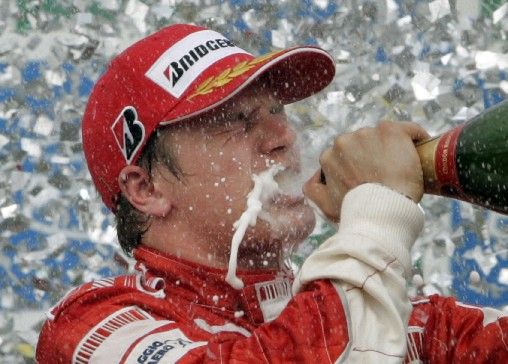 ŘÍJEN - V pořádné drama se změnil šampionát F1. Nakonec se z titulu Mistra světa radoval Kimi Räikkönen, který se svým monopostem Ferrari rozesmutnil závodníky McLearenu Hamiltona a Alonsa. | Foto: Reuters