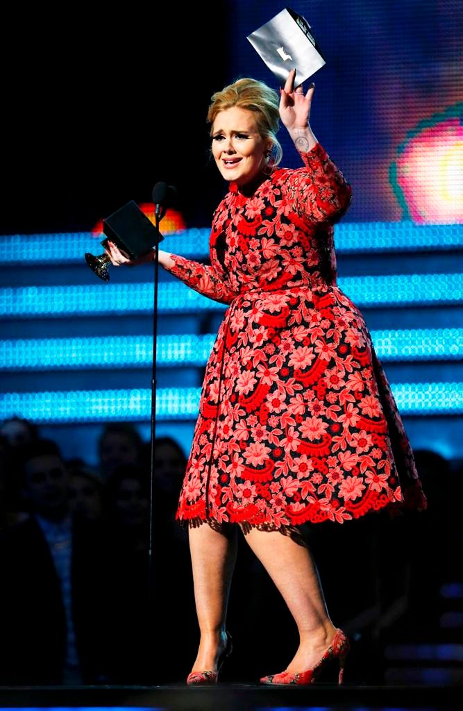 Britská zpěvačka Adele, která ovládla minulý ročník Grammy, si i letos odnáší ocenění za nejlepší popové sólové vystoupení za Set Fire to The Rain. | Foto: Reuters