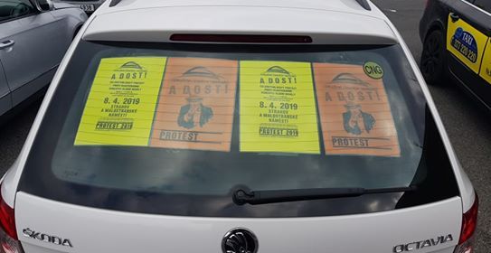 Taxikáři v Praze protestují proti novele zákona o silniční dopravě, která má řidiče Uberu nebo Taxify pasovat na skutečné taxikáře. (8. dubna 2019) | Foto: Jakub Heller