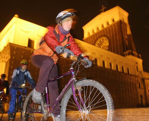 Památku Jana Bouchala dnes jeho spolupracovníci, kamarádi i další cyklisté uctili večerní jízdou, která začínala na Náměstí Jiřího z Poděbrad. | Foto: Ondřej Besperát, Aktuálně.cz