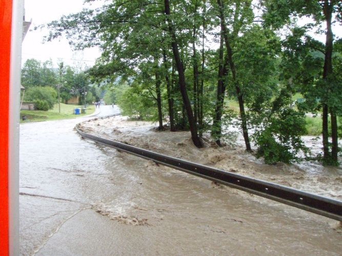 Rozvodněná řeka v Životicích u Nového Jičína. | Foto: HZS Moravskoslezského kraje