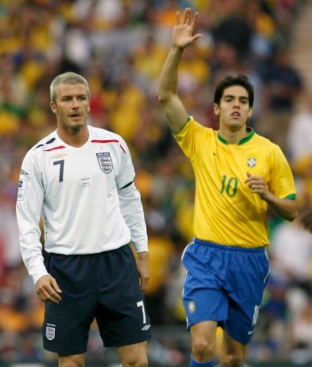 David Beckham a Kaká: Anglie vs. Brazílie. | Foto: Reuters