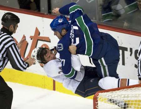 Brad Isbister z Vancouveru (vpravo) v bitce s edmontonským Stevem Staiosem | Foto: Reuters