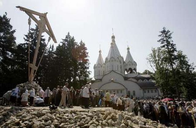 Na moskevském předměstí Butovo naopak nedávno vztyčili kříž na památku obětí Stalinových čistek. | Foto: Reuters