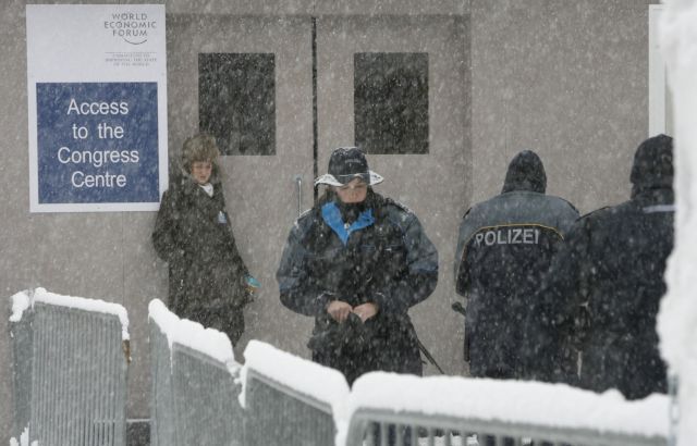 Policisté v Davosu střeží přístup do jednoho z objektů. | Foto: Reuters