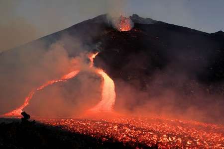 Nejničivější erupce přišla v roce 1814. Žhnoucí láva tehdy pohřbila celé město a v něm 1200 lidí. | Foto: Reuters