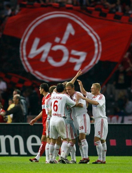 Radost hráčů Norimberka po vstřelení branky ve finále Německého poháru se Stuttgartem. | Foto: Reuters