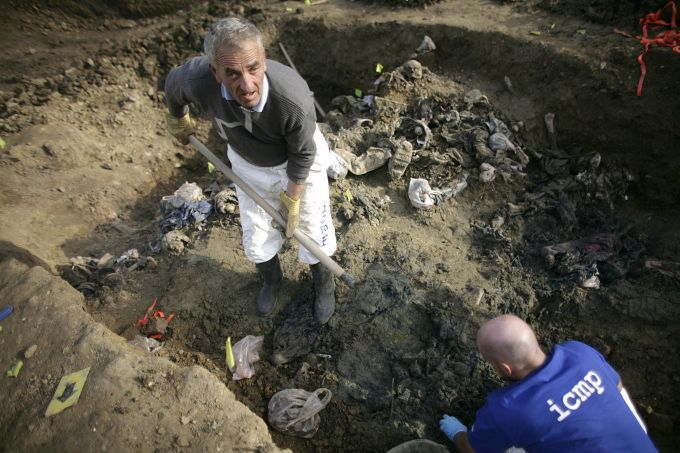 Experti z Mezinárodní komise pro hledání pohřešovaných osob odkrývají masový hrob popravených Bosňáků ze Srebrenice. | Foto: Reuters