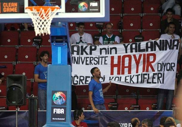 Zápas v basketbalu využili i někteří fanoušci, jak demonstrovat proti vládě | Foto: Reuters