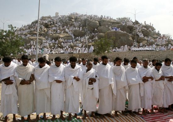 Muslimští poutníci se modlí u Ďžabal Al-Rahmánu ve středu arafátské pláně. 9. leden 2006 | Foto: Reuters/Ali Jarekji