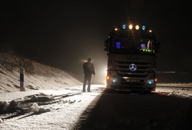 Řidič kamiónu na zablokované dálnici A20 u Greifswaldu. | Foto: Reuters