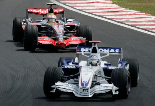 Nick Heidfeld v BMW-Sauberu jede při Velké ceně Brazílie před Lewisem Hamiltonem s McLarenem. Heidfeldovi nyní chrozí vyloučení ze závodu. | Foto: Reuters