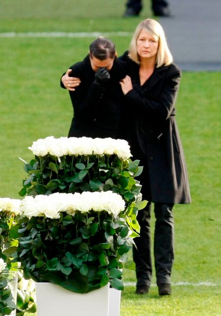 Pohřeb německého brankáře Roberta Enkeho proběhl na zaplněném stadionu Hannoveru za přítomnosti 40 tisíc lidí. | Foto: Reuters