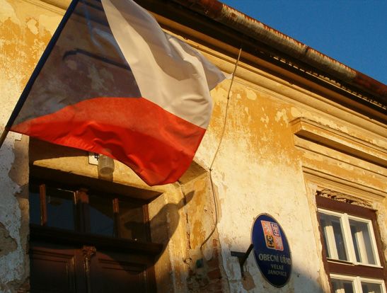 Oprýskaná budova někdejší jednotřídky ve Velkých Janovicích na Vysočině je z roku 1895 a sídlí v ní obecní úřad, dnes a zítra i volební místnost. V obci žije 130 obyvatel, k volbám jich smí 102. Volební účast zde neklesá pod 80 procent. | Foto: Jiří Hloušek