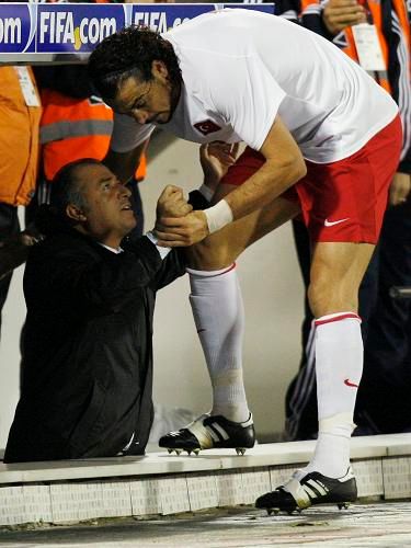 Servet Cetin oslavuje gól s odstupujícím trenérem Fatihem Terimem | Foto: Sport