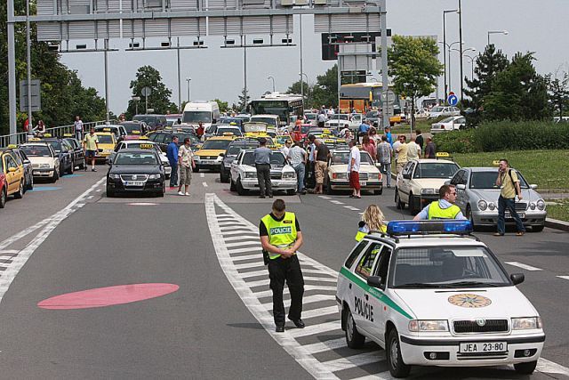 LETIŠTĚ RUZYNĚ : Taxikáři na hodinu zablokovali svými auty příjezd k terminálům. | Foto: Ludvík Hradilek