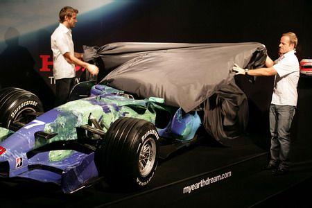 Jenson Button (vlevo) a Rubens Barrichello odhalují nový monopost Honda, který má míto reklam zeměkouli. | Foto: Honda