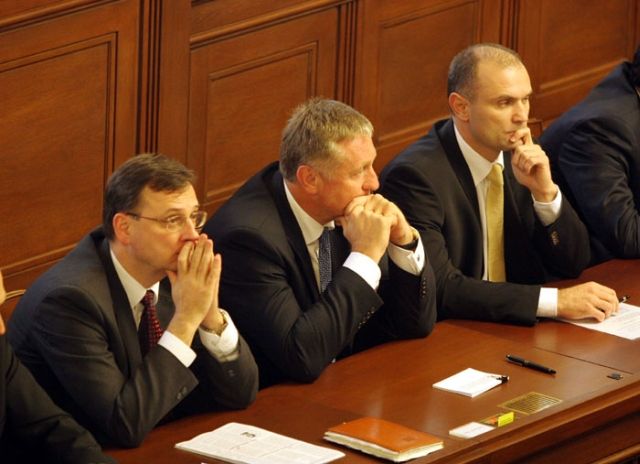 Mirek Topolánek, Ivan Langer a Petr Nečas ve sněmovně. | Foto: Ondřej Besperát