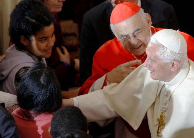 Benedikt XVI., kardinál a děti. | Foto: Reuters