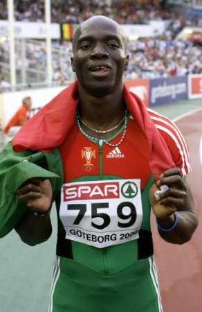 Portugalský sprinter Francis Obikwelu slaví titul mistra evropy v běhu na 100 metrů. | Foto: Reuters