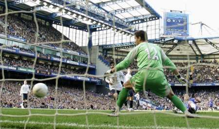 Brankář Radek Černý z Tottenhamu právě inkasuje gól od hráče Chelsea Franka Lamparda ve čtvrtfinále Anglického poháru. | Foto: Reuters