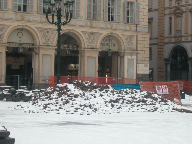 Práce na náměstí San Carlo, blízko centrálního náměstí | Foto: Adam Junek