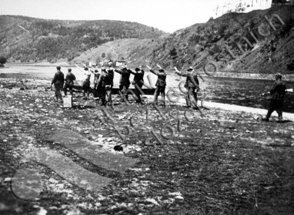 Zajaté civilisty na Živohošti odvádějí okupanti na popravu | Foto: Archiv bezpečnostních složek