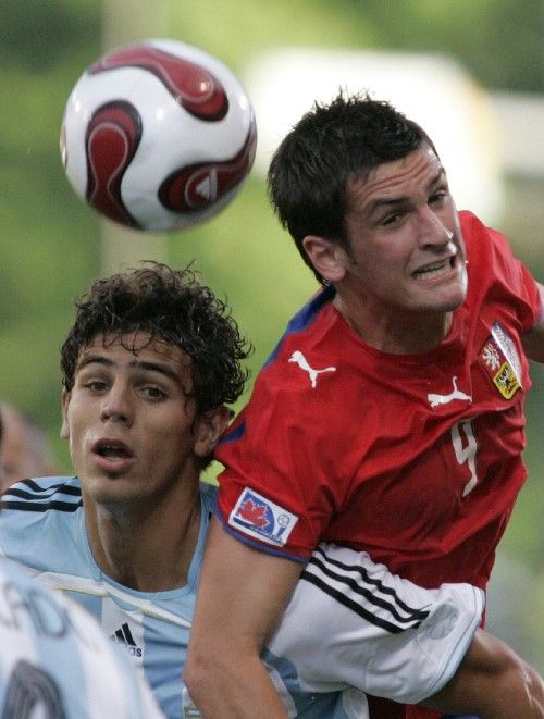 Argentinec Federico Fazio (vlevo) svádí hlavičkový souboj s Martinem Feninem v úvodním zápase světového šampionátu fotbalistů do dvaceti let. | Foto: Reuters