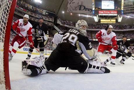 Fleury odvrací další útok Detroitu | Foto: Sport, Reuters