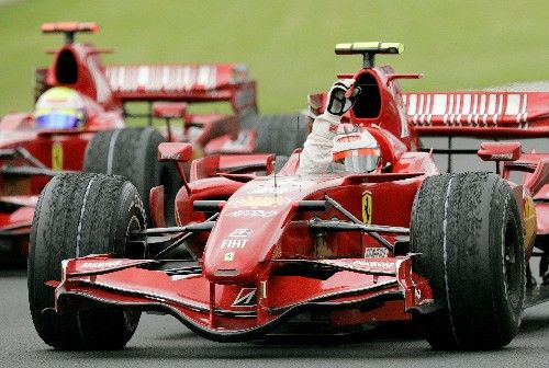 Finský pilot Ferrari Kimi Räikkönen se raduje z vítězství ve Velké ceně Francie formule 1. | Foto: Reuters