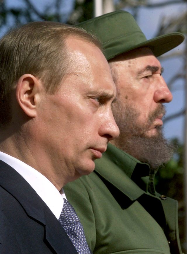 Prosinec 2000: Další setkání v Havaně, Fidel Castro a ruský prezident Vladimir Putin. Ten už také jako jeden z prvních světových politiků zareagoval na Castrovu smrt. Jméno Fidela Castra se podle Putina stalo symbolem celé epochy v moderních světových dějinách. Šéf Kremlu ve vyjádření ocenil Castrovo dílo v podobě "svobodné a nezávislé Kuby, která se stala vlivným členem mezinárodního společenství i inspirujícím příkladem pro mnoho zemí a národů". | Foto: Reuters