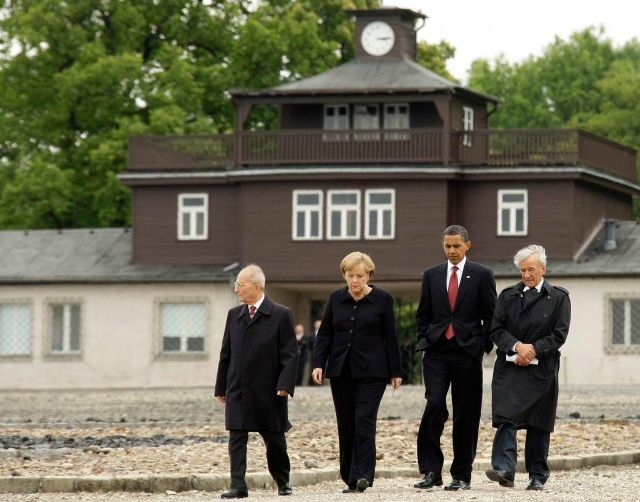 Obama v bývalém nacistickém koncentračním táboře Buchenwald. | Foto: Reuters