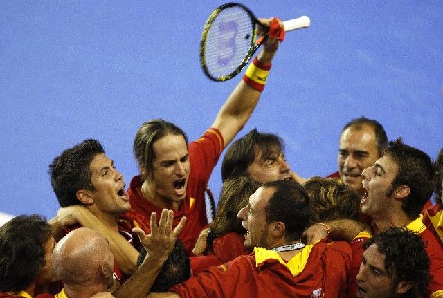 Feliciano Lopez (druhý zleva) a Fernando Verdasco se radují se španělským týmem z výhry ve čtyřhře, která je přiblížila k triumfu ve finále Davis Cupu proti Argentině. | Foto: Reuters