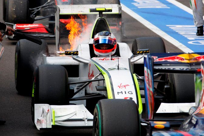 Rubens Barrichello míří do cíle Velké ceny Belgie s hořícím motorem. | Foto: Reuters