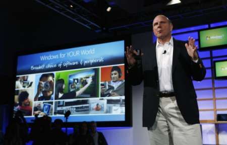 Steve Balmer, Brad Brooks a další představitelé Microsoftu spustili prodej nových Windows7 | Foto: Reuters